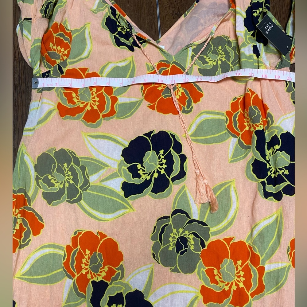 Crown & Ivy NWT Peach Floral V-Neck Dress - Picture 5 of 6